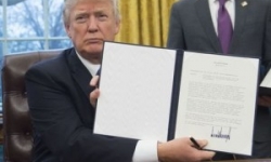 VIDEO. Trump firma la salida de EE.UU. del TPP