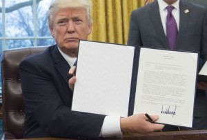 donald_trump-tpp-sale_eu-estados_unidos-noticias_MILIMA20170123_0094_11